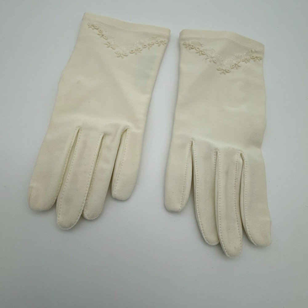 Vintage 1960s 1970s ARIS Hands Beautiful Ivory Dress Gloves Embroidered One Size